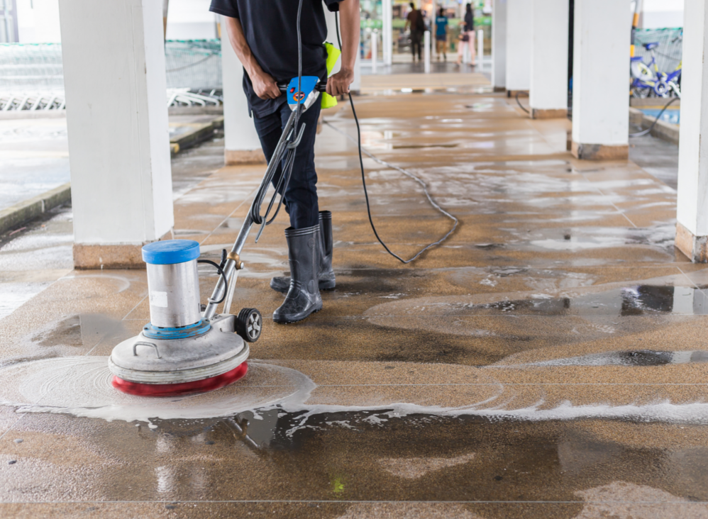 Bei der Grundreinigung öffentlicher Gebäude wird der Boden maschinell gereinigt