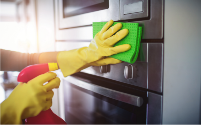 Eine Reinigungskraft bei der Unterhaltsreinigung in einem privaten Haushalt