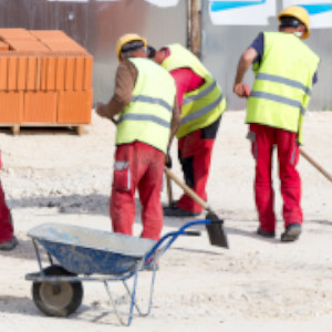 Arbeiter bei einer Bauzwischenreinigung im Außenbereich