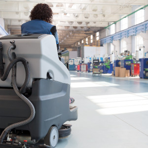 Eine fahrbare Reinigungsmaschine für den Einsatz bei Grundreinigungen in Hallen und Lagern