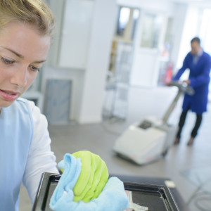 Reinigungspersonal bei der Unterhaltsreinigung im Büro