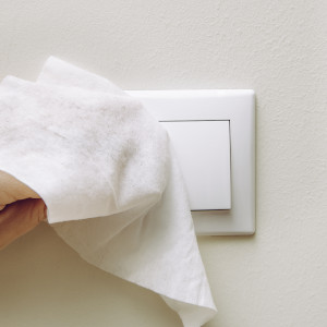 desinfizierendes Reinigen von Kontaktflächen und Schaltern