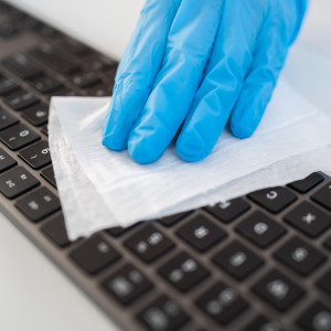 desinfizierendes Tuch bei der Büroreinigung verwendet