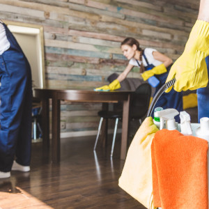 Ein Reinigungsteam bei der Grundreinigung