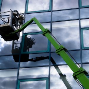 Bei der Fassadenreinigung werden Hubsteiger und Hebebühnen eingesetzt