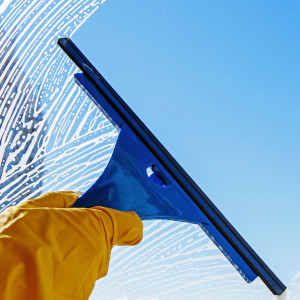 Fenster richtig abziehen für streifenfreien Glanz