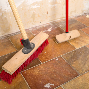 Ein Fliesenboden vor der Baureinigung nach Renovierung