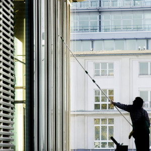 Ein Fensterputzer bei der Glasreinigung Schaufenster