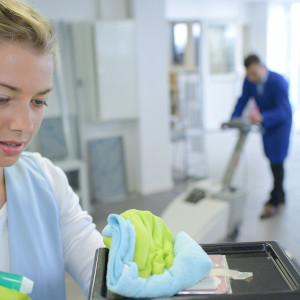 Reinigungsteam bei der Hausreinigung