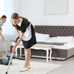 2 Angestellte bei der Grundreinigung eines Hotelzimmers