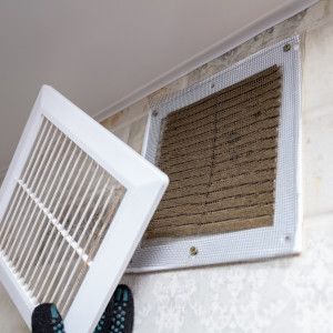 Hinter der Abdeckung von Lüftungsschächten sammelt sich viel Schmutz an, der bei der Grundreinigung entfernt wird