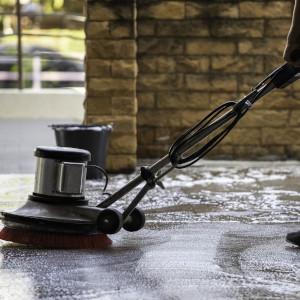 Reinigung von Parkplätzen, Eingangsbereich und Zufahrtswegen bei einer gewerblichen Reinigung