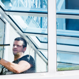 Die Reinigungskräfte kümmern sich auch um die Reinigung Glasdächer und Vordächer