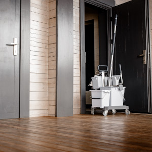 Ein Wagen mit Reinigungsgeräten für die Büroreinigung