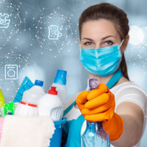 Symbolbild. Eine weibliche Reinigungskraft sagt dem Schmutz bei der Grundreinigung den Kampf an