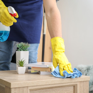 Ein Mann reinigt Oberflächen in einer Seniorenresidenz