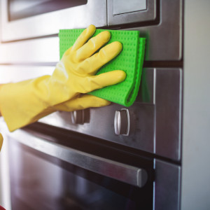 Entfernen von Griffspuren an einem Backofen