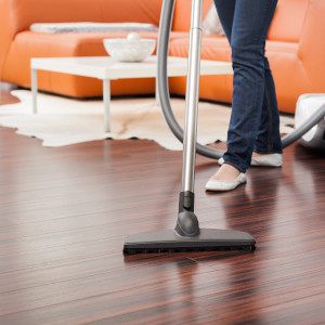 Eine Frau bei der Bodenpflege