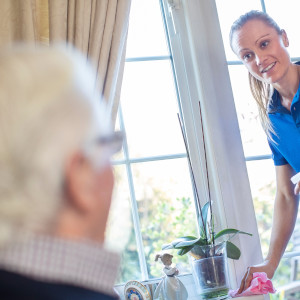 Eine Reinigungskraft bei der Unterhaltsreinigung in einer Pflegeeinrichtung