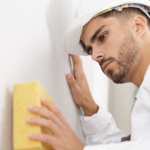 Behandlung von Wandflächen bei der Baureinigung