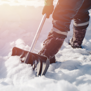 Ein Mitarbeiter beim Winterdienst und Schneeräumen
