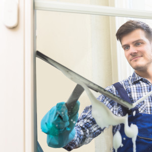 ein geschulter Mitarbeiter für die Glasreinigung