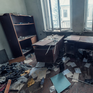 Chaotisch hinterlassener Raum vor der Sonderreinigung