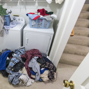 Chaotische Wohnräume bei vernachlässigter Reinigung durch Krankheit