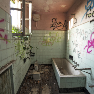 Extrem verschmutztes Bad nach Vandalismus vor der Spezialreinigung